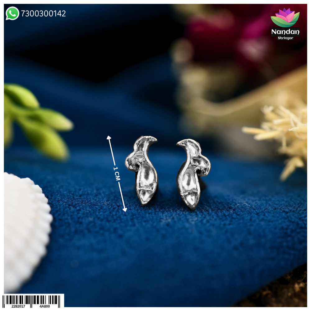 Nandan Shringar Matasyakrit kundal earring with kundan and panna design, showcasing intricate craftsmanship and traditional jewelry style