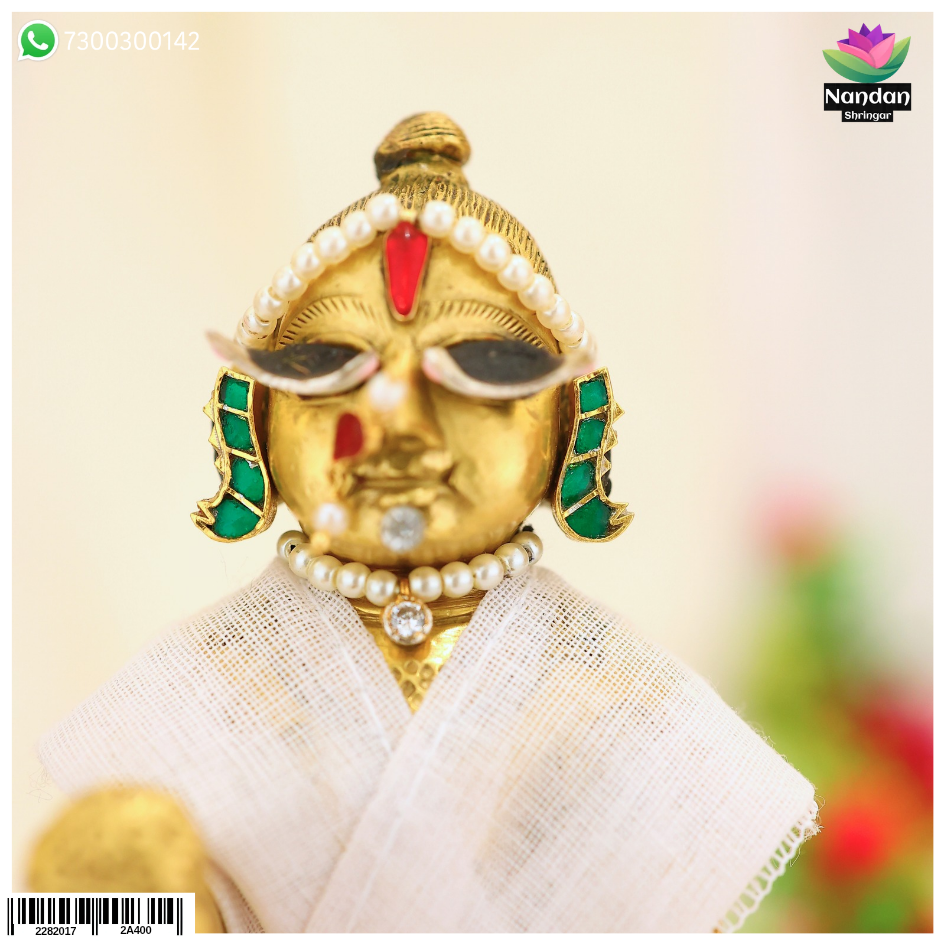 Nandan Shringar Makrakrit jadaau kundal with Panna design, featuring intricate gold and kundan detailing.